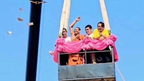 Rải tiền công đức bằng cần cẩu ở một ngôi chùa tại Thái Lan