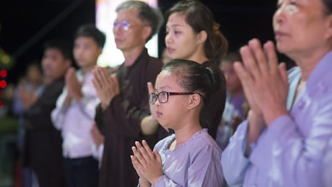 Phật dạy con cái báo hiếu bằng cách khuyến hóa cha mẹ hướng thiện