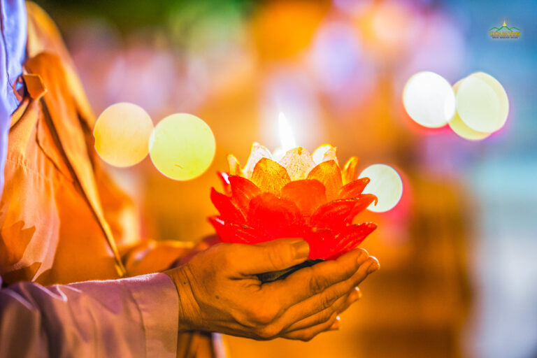 Thắp nến tri ân mùa vu lan