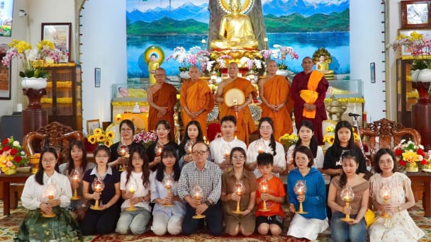 Thí sinh cuộc thi hùng biện tiếng Trung thắp nến hoa đăng cầu nguyện tại Chùa Tam Bảo (Đà Nẵng)