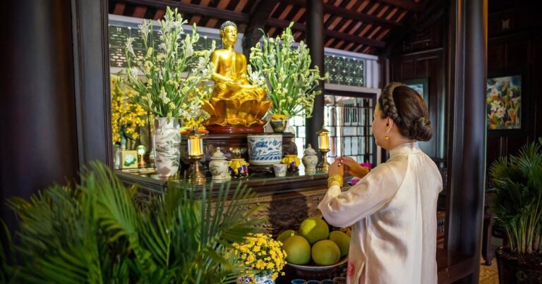 Dọn dẹp bàn thờ, lỡ làm gãy tôn tay tôn tượng Bồ-tát, tôi sợ quá…