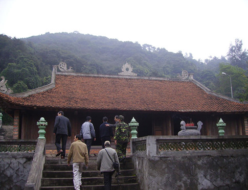 Ngoi chua tren co dao