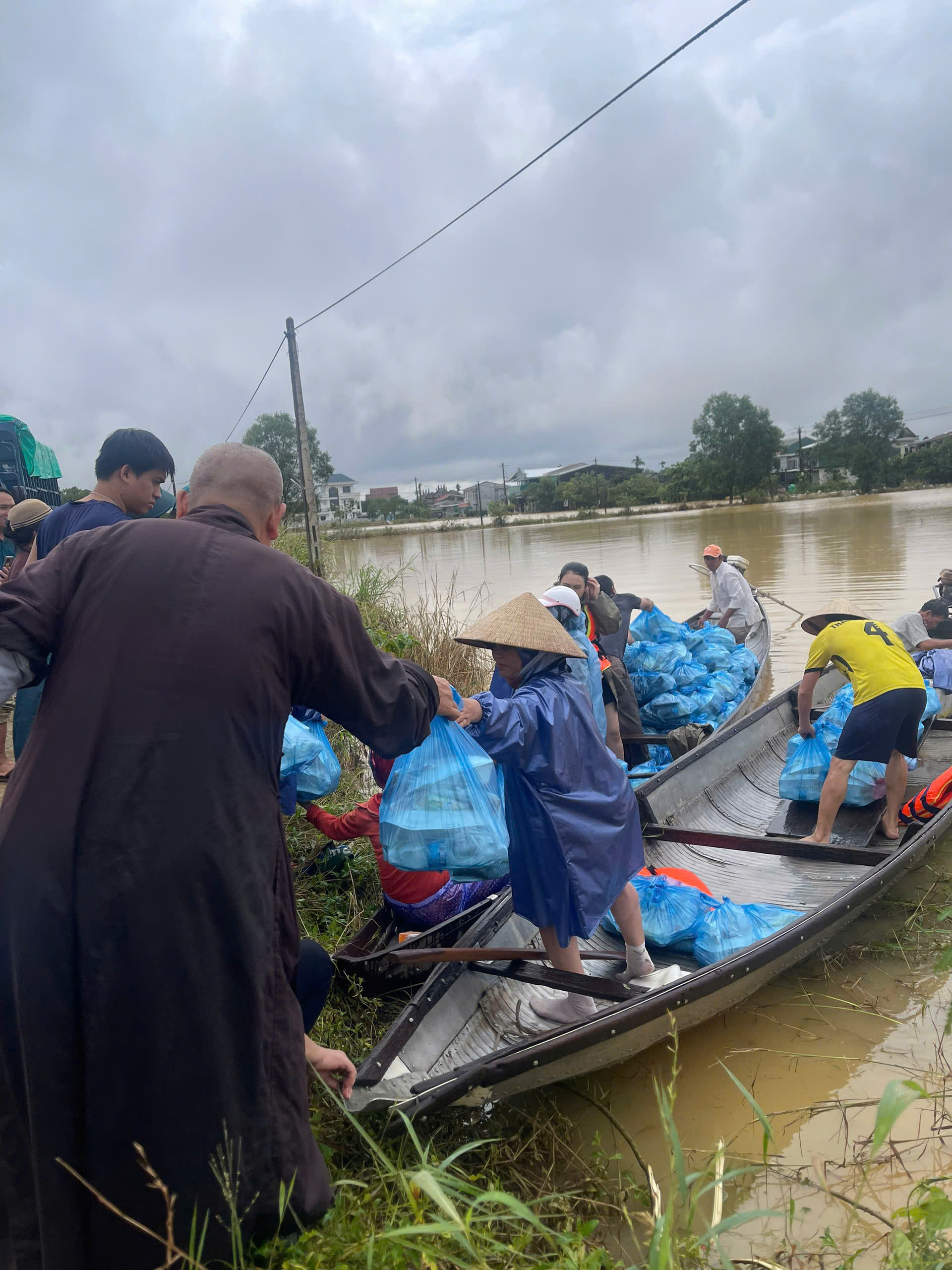 Phóng sự: Ngôi tổ đình ở Quảng Trị sưởi ấm đồng bào vùng lũ 5
