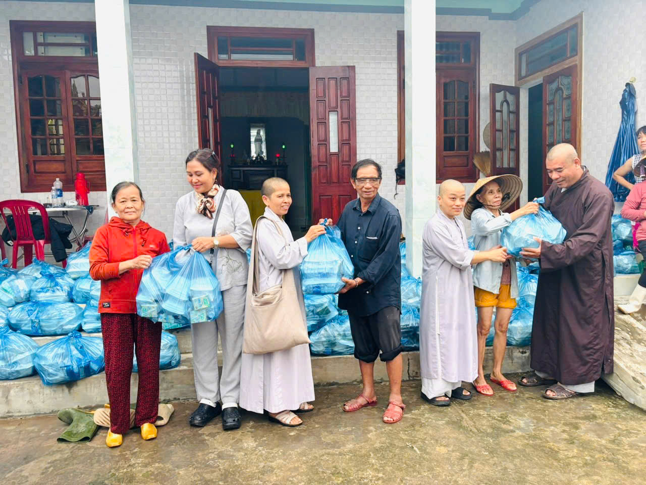 Phóng sự: Ngôi tổ đình ở Quảng Trị sưởi ấm đồng bào vùng lũ 4