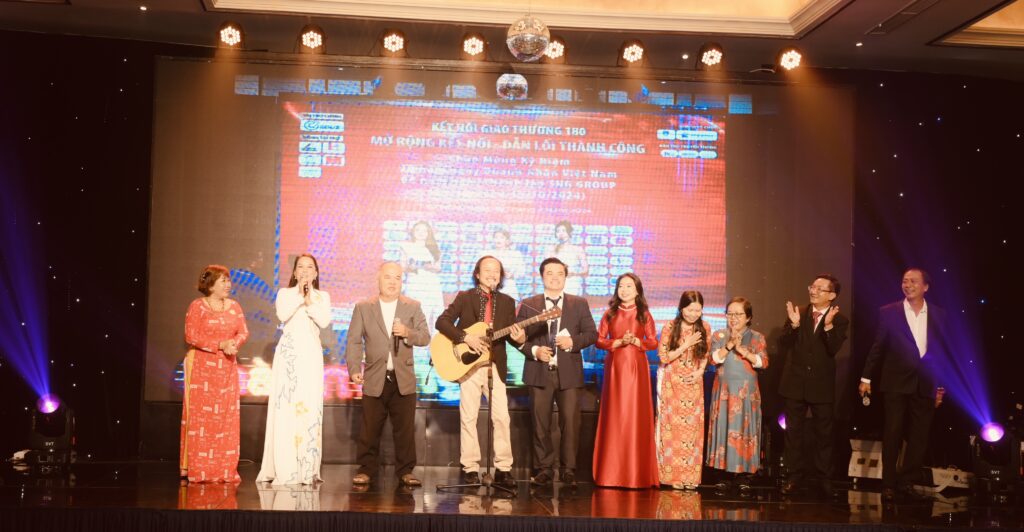 Ban lãnh đạo SNG Group cùng hát vang ca khúc truyền thống của Cộng đồng Kết nối giao thương SNG