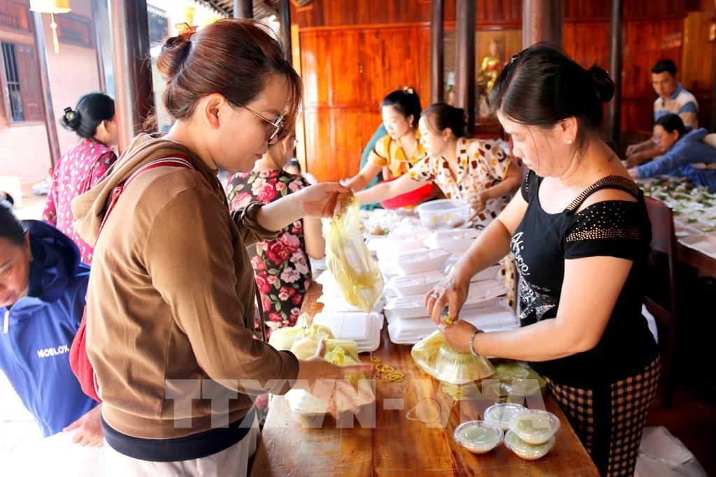 133829 lam dong nhung suat com nghia tinh den voi nguoi dan bi chia cat do mua lu