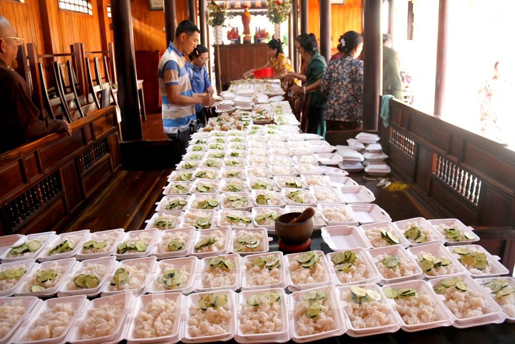 133904 lam dong nhung suat com nghia tinh den voi nguoi dan bi chia cat do mua lu