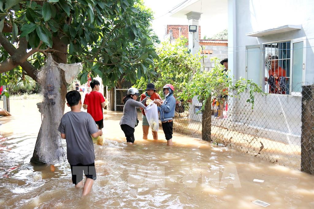 133924 lam dong nhung suat com nghia tinh den voi nguoi dan bi chia cat do mua lu