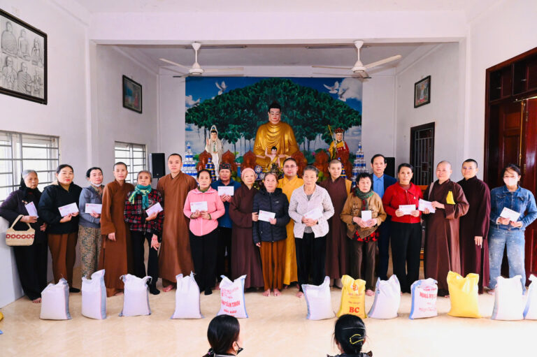 Hà Tĩnh: Ban Từ thiện xã hội Phật giáo Thanh Hóa thăm, tặng quà bà con vùng bão lũ