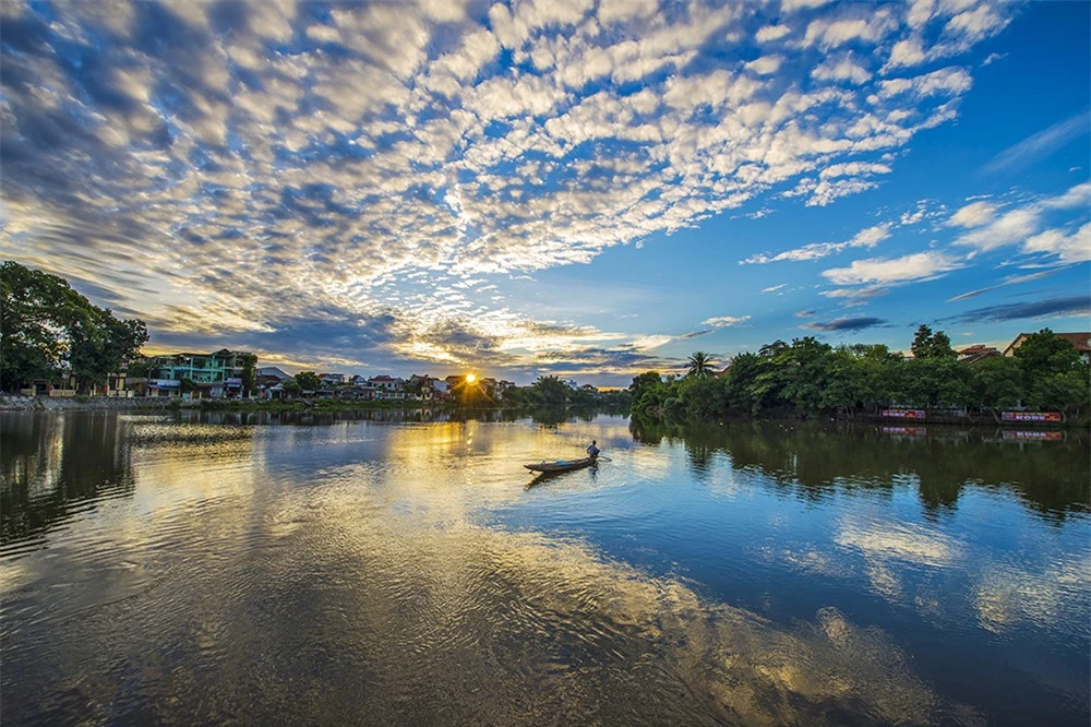 Ngam binh minh tho mong va yen binh tren song Huong