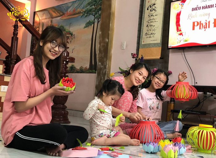 Ca gia dinh cung gap hoa don tet phat dan 700x512