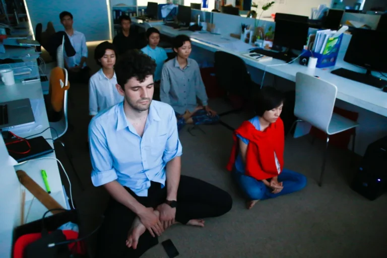 Nhung nguoi tre tuoi khi moi di lam bat luan do la cong viec gi ban cung can phai chiu kho can cu cham chi de ren luyen ban than chu khong nen chi biet nghi cach kiem nhieu tien