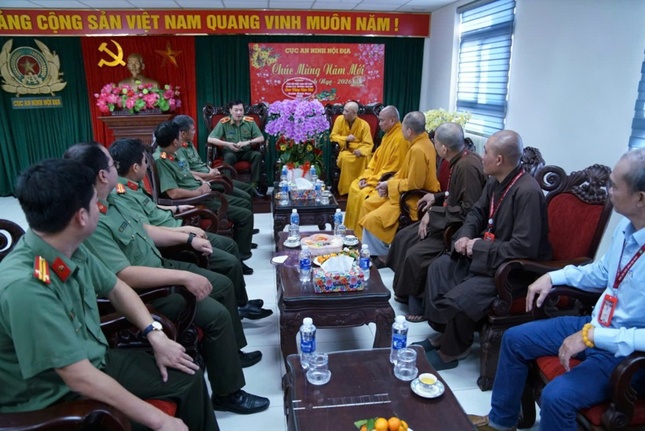 0fee9e6a 1091 4c1b a841 bbf0491a113f crop