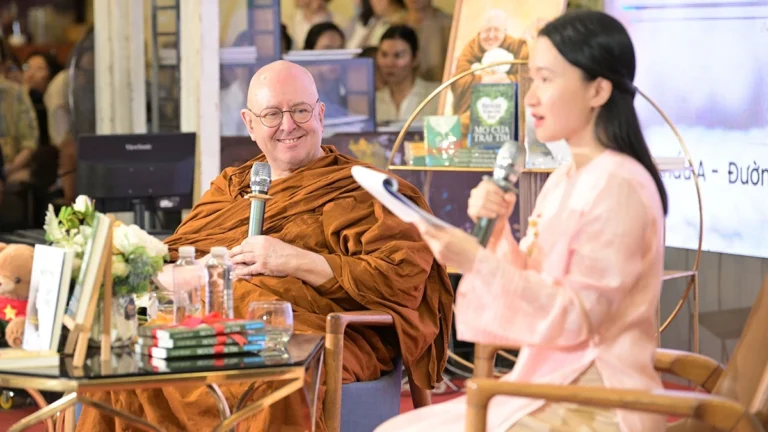 Thiền sư Ajahn Brahm lần đầu giao lưu cùng độc giả Việt Nam