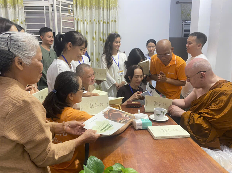 Tapchinghiencuuphathoc thien su noi tieng ajahn brahm day la cuon sach tot nhat cua thay