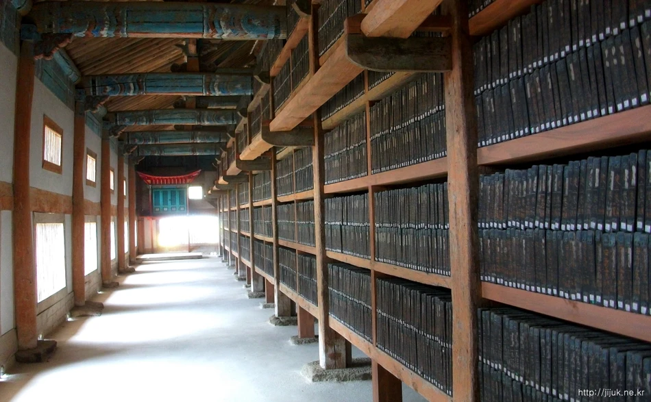 Các mộc bản Đại Tạng Kinh được lưu giữ tại Tàng Kinh Các một cách cẩn thận.jpg