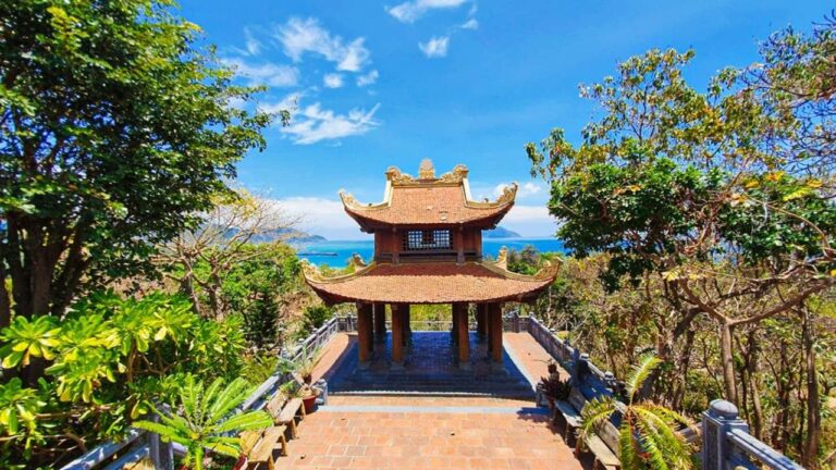 Chua van son tu co tam view cuc dep