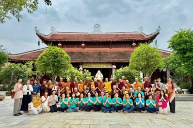 100 hành giả thuộc Tăng đoàn Thabarwa xuyên Việt sau Vesak