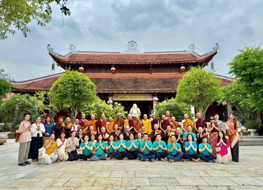 100 hành giả thuộc Tăng đoàn Thabarwa xuyên Việt sau Vesak