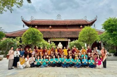 100 hành giả thuộc Tăng đoàn Thabarwa xuyên Việt sau Vesak