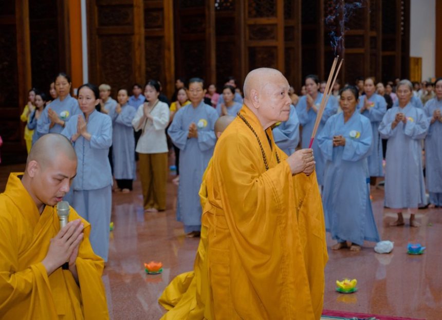 Hàng ngàn Phật tử tham dự Lễ thắp nến tri ân ngày Vu Lan tại chùa Quốc Ân Khải Tường