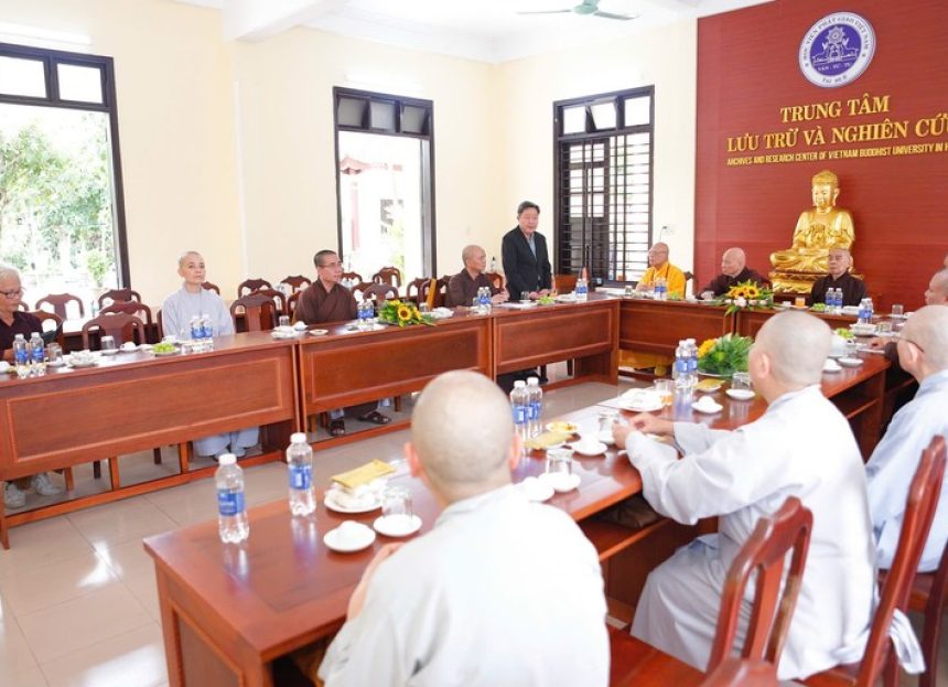 Học viện Phật giáo VN tại Huế tiếp nhận phòng trưng bày tư liệu số Phật giáo