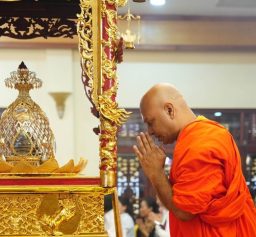 Chiêm bái xá-lợi Phật