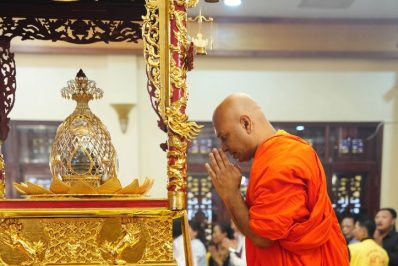 Chiêm bái xá-lợi Phật