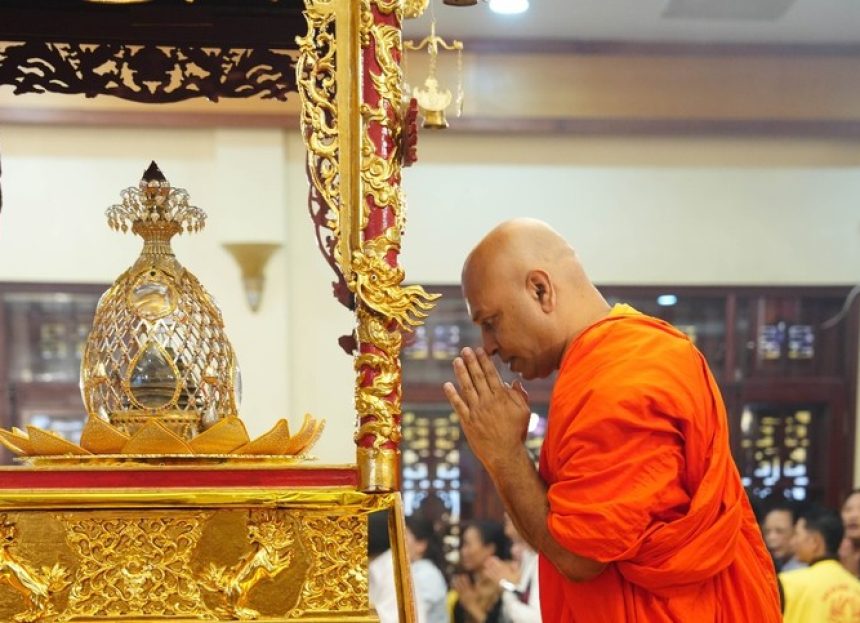 Chiêm bái xá-lợi Phật