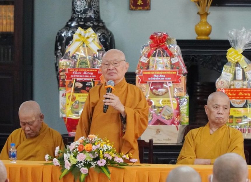 Tăng Ni Q.Gò Vấp họp tổng kết hoạt động Phật sự, tụng Bồ-tát giới tại chùa Huỳnh Kim