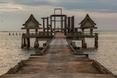 Ngôi chùa bị “bỏ rơi” trên biển