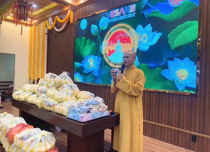 Đà Nẵng: chùa Tân Thành tặng quà Phật đản cho đoàn sinh Gia đình Phật tử
