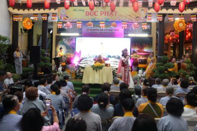 TP.HCM: Các tự viện quận 8 trang nghiêm cử hành lễ Mộc dục mừng Đại lễ Phật đản PL.2569 – DL.2025