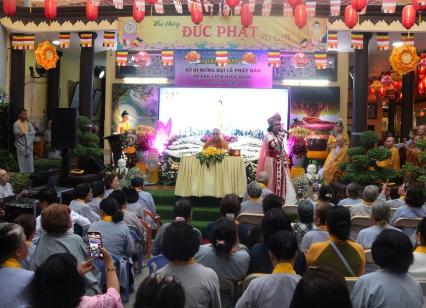 TP.HCM: Các tự viện quận 8 trang nghiêm cử hành lễ Mộc dục mừng Đại lễ Phật đản PL.2569 – DL.2025