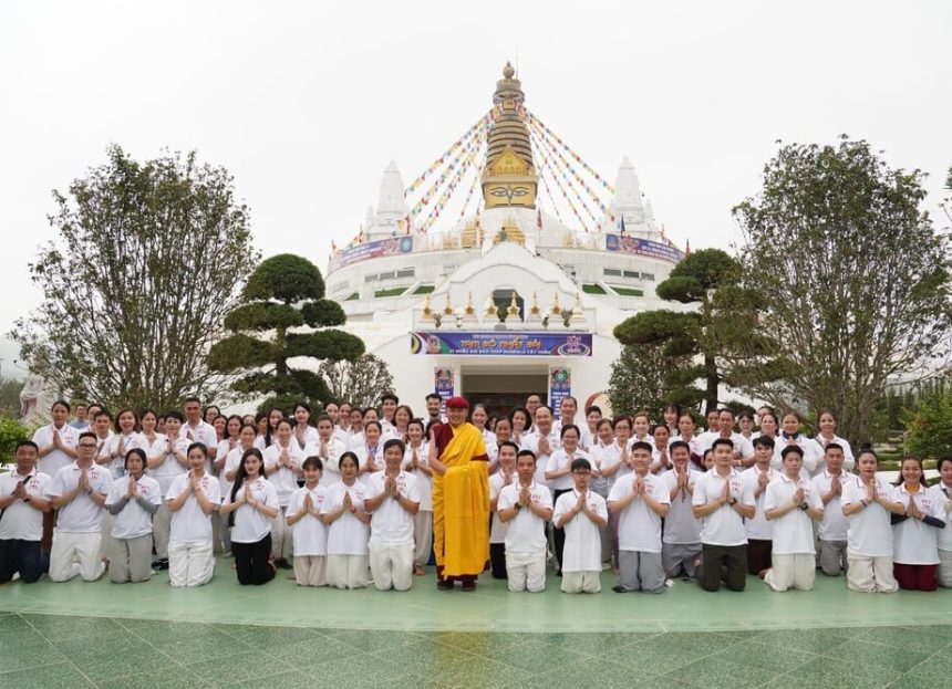 Đức Drukpa Thuksey Rinpoche: Hãy tìm nguồn vui sống và cảm hứng bên ngoài chiếc màn hình điện thoại