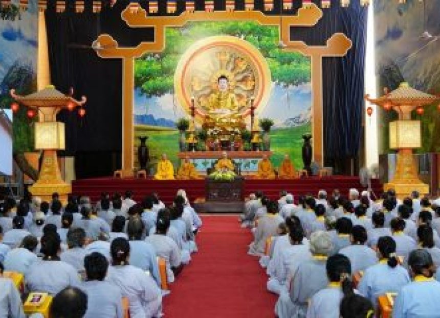 Đông đảo Phật tử Đạo tràng Pháp Hoa miền Bắc tham dự Ngày tu an lạc tại động Bằng