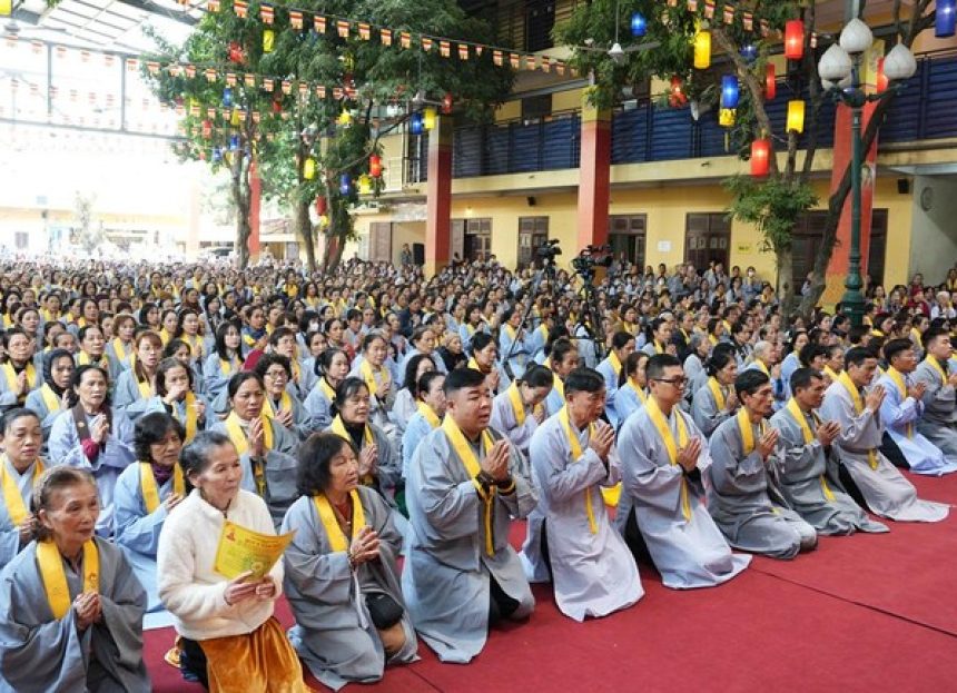 Hàng ngàn Phật tử tham dự Lễ Phật thành đạo và Kỷ niệm 27 năm thành lập Đạo tràng Pháp Hoa miền Bắc