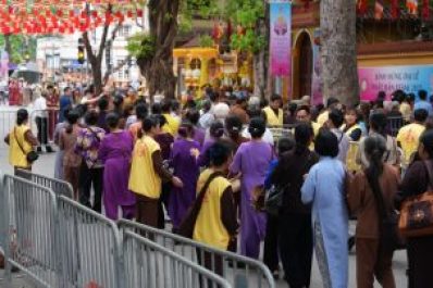 Hơn 3000 tình nguyện viên hỗ trợ nhân dân Phật tử chiêm bái Xá lợi Đức Phật tại động Quán Sứ