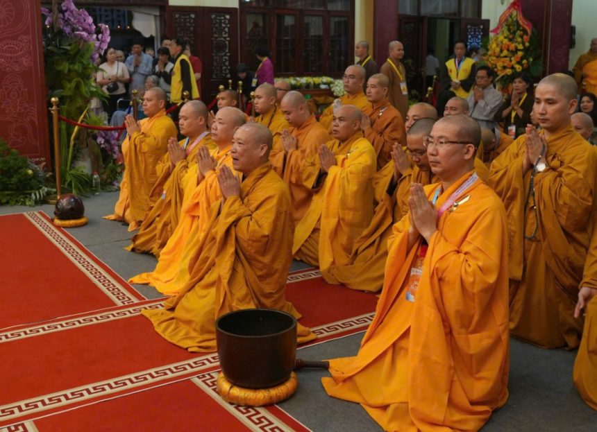 Hà Nội: Thời khoá công phu sáng nơi tôn trí Xá Lợi Đức Phật