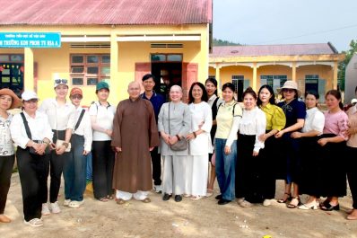 Kon Tum: Thượng tọa Thích Vạn Nhơn trao quà cho học sinh tại huyện Đăk Hà