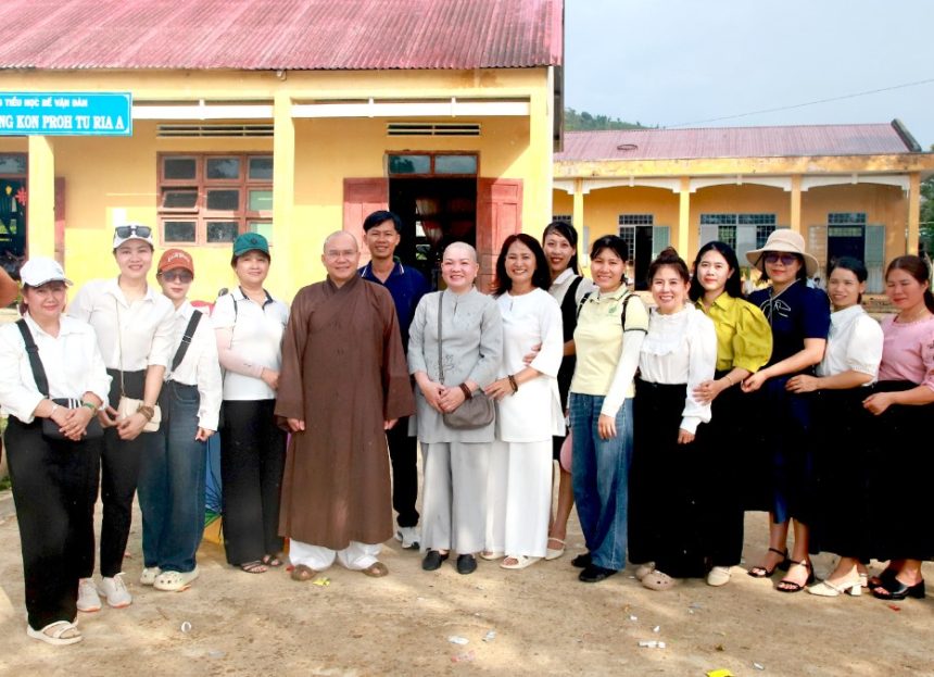 Kon Tum: Thượng tọa Thích Vạn Nhơn trao quà cho học sinh tại huyện Đăk Hà