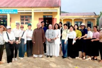 Kon Tum: Thượng tọa Thích Vạn Nhơn trao quà cho học sinh tại huyện Đăk Hà