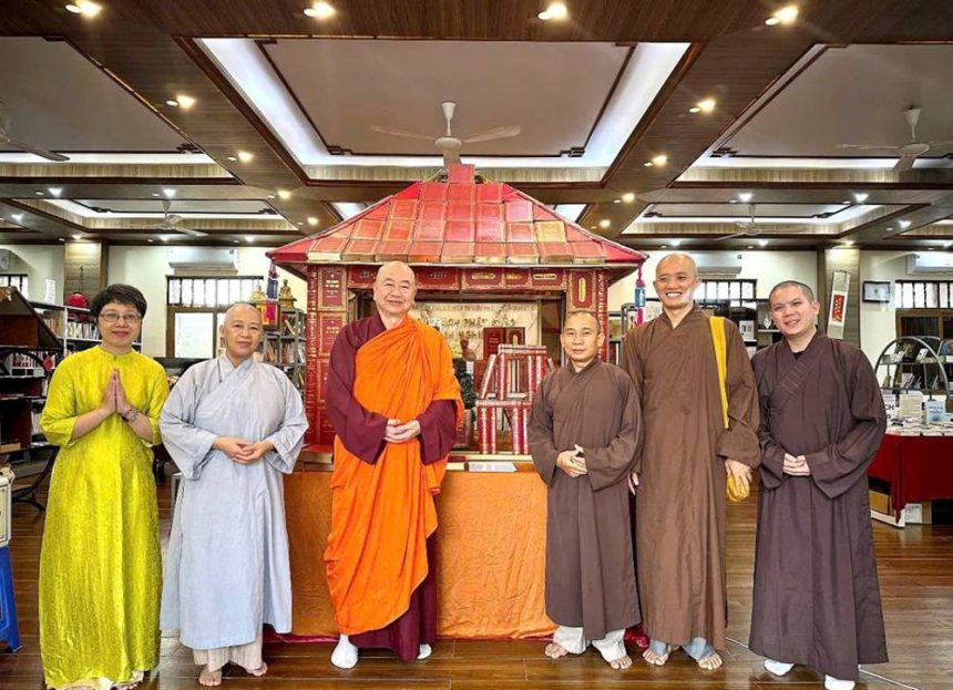 Hòa thượng Mật Bảo – Chủ tịch Hội đồng Quản trị Phật Đà Giáo Dục Cơ Kim Hội Đài Loan – Trung Quốc thăm Việt Nam.