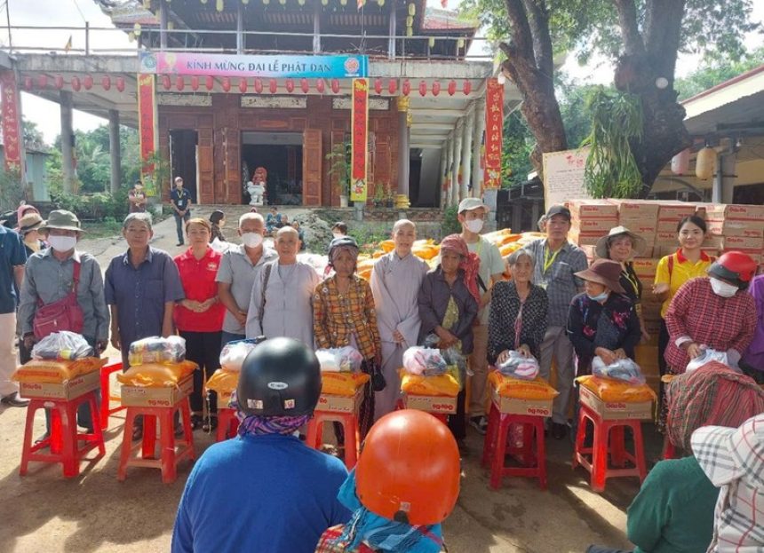 Ban Từ thiện xã hội T.Ư trao 500 phần quà đến bà con dân tộc, hộ nghèo tỉnh Bình Phước