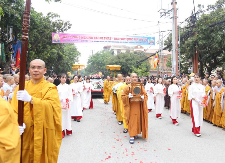 Hưng Yên: Trang nghiêm tổ chức lễ cung rước Xá lợi Đức Phật về tôn trí tại chùa Chuông