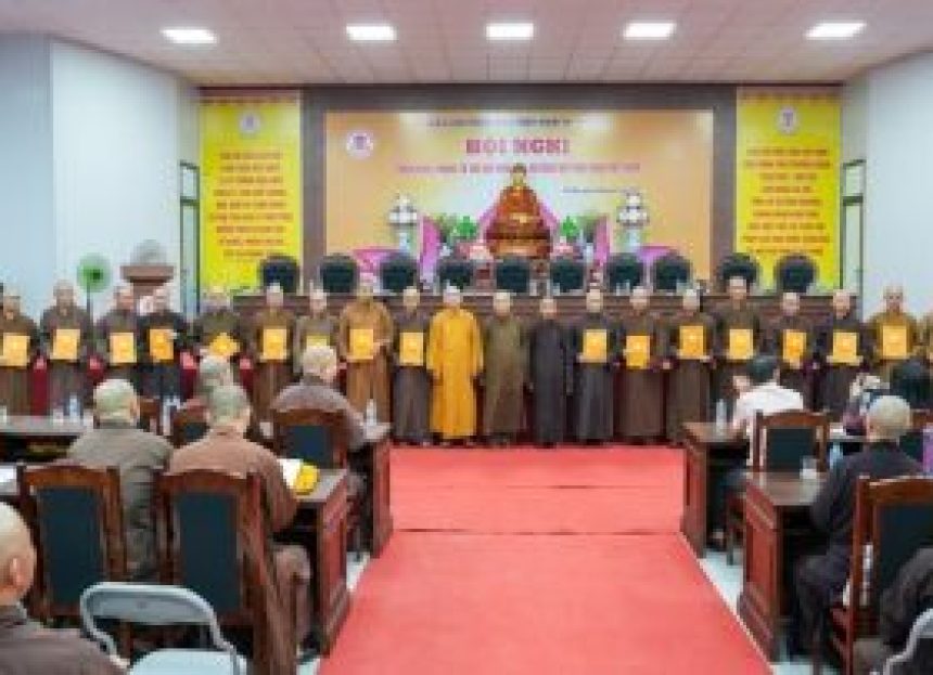 Hà Nội: Dừng hoạt động 30 Ban Trị sự cấp huyện và trao quyết định 17 vị đại diện Phật giáo phường – xã