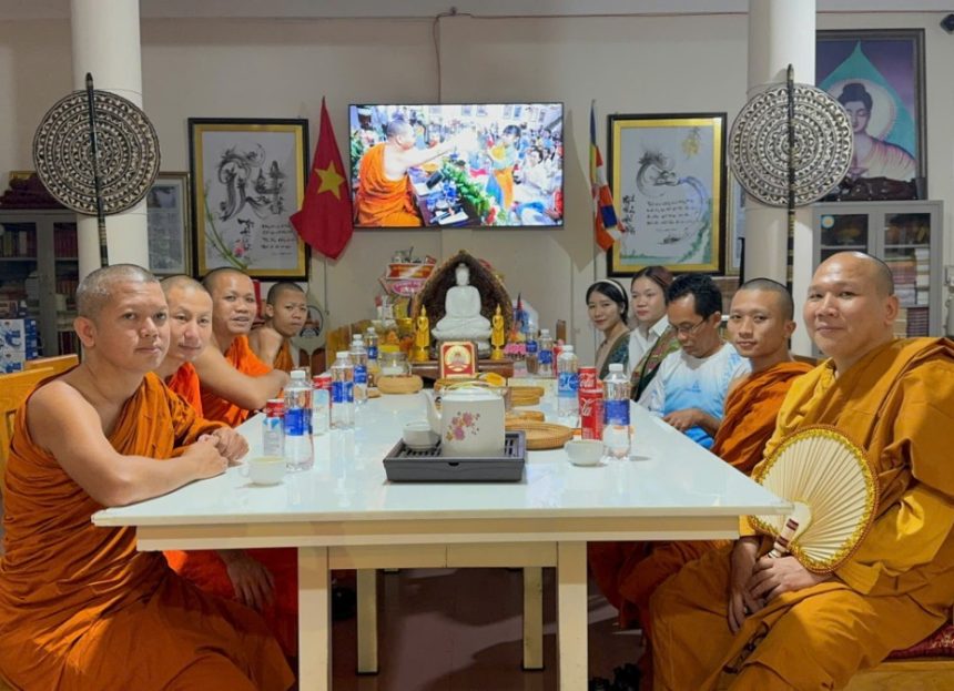 Đà Nẵng: Đoàn Phật giáo tỉnh Savanakhet (Lào) thăm và chúc mừng thành tựu mùa lễ Kathina tại chùa Tam Bảo