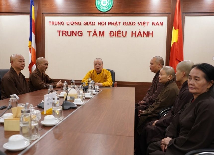 Hà Nội: Ban Hướng dẫn Phật tử Trung ương khu vực phía Bắc trao tiền ủng hộ đồng bào vùng bão lũ tại Trụ sở GHPGVN