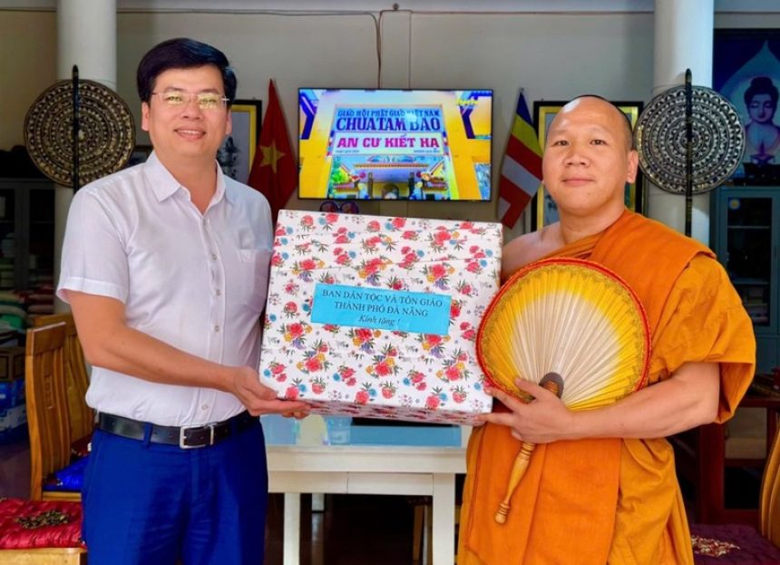 Ban Dân tộc và Tôn giáo TP.Đà Nẵng thăm, chúc mừng chư Tăng mùa An cư kiết hạ Phật lịch 2569
