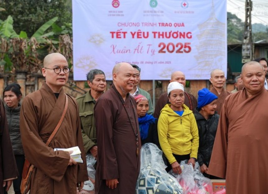 Giáo hội trao 800 phần quà Tết yêu thương Ất Tỵ 2025 đến bà con khó khăn ở tỉnh Hòa Bình